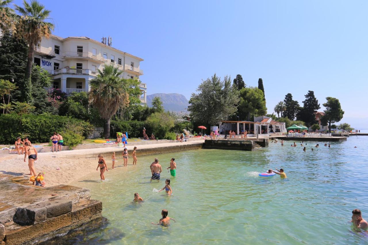 Apartments With A Parking Space Kastel Luksic, Kastela - 22071 Exterior photo